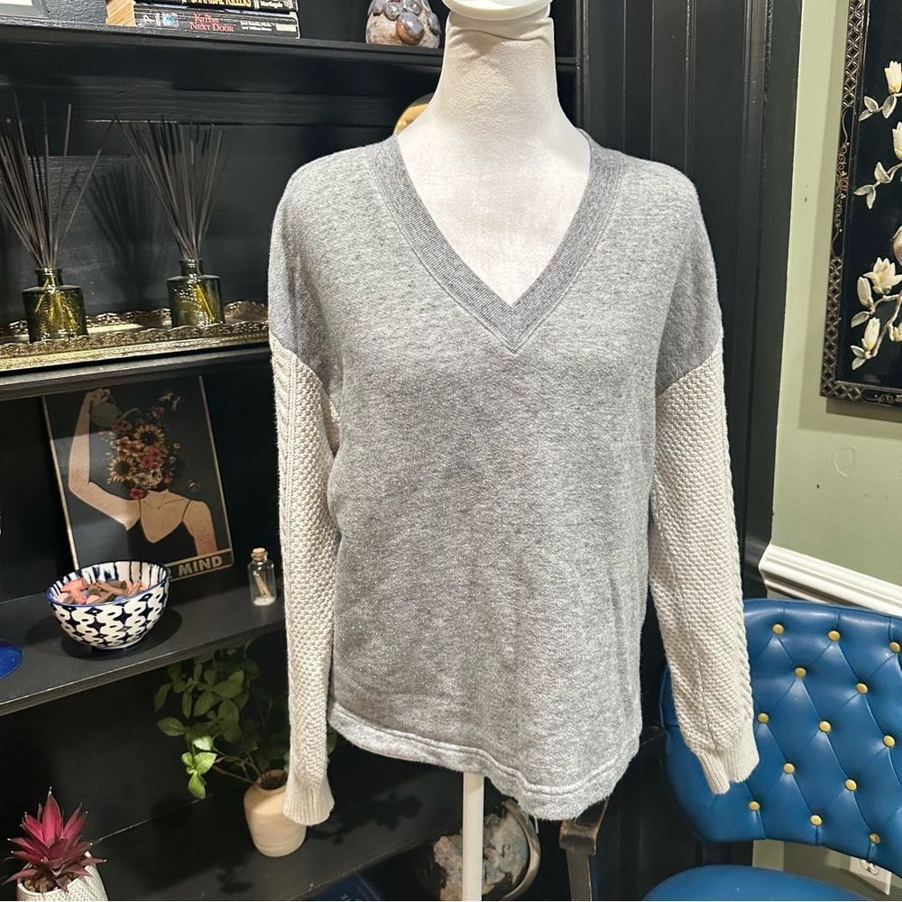 Cabi Fusion V-neck Long Sleeve Cable Knot Sweater Size Medium